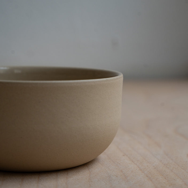 KUMO Cappuccino Tasse Beige – Handgefertigt Steinzeug — Ansicht 2