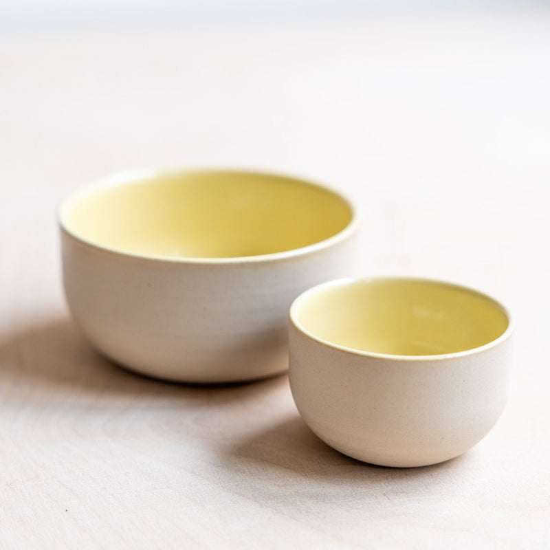 KUMO Flat White Ceramic Mug Yellow – Handmade — Ansicht 2