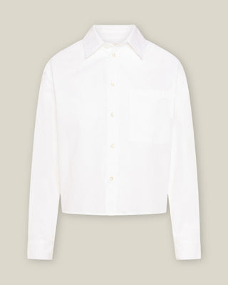 Kurze Damen Hemdbluse in Weiß aus Bio-Baumwolle mit Brusttasche und klassischem Kragen, Freisteller frontal vor neutralem Hintergrund.