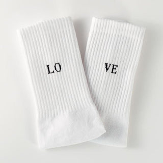 Love statementsocken von arrel in weiß mit schwarzer Schrift