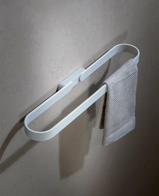 Minimalistischer Handtuchhalter aus Metall von Siqual Design in Weiß mit schwebender Optik im Badezimmer