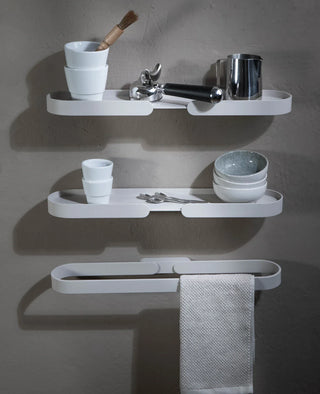 Lungo Shelf Wandregal, zwei schwebende Metallböden, weiß, pulverbeschichtet, dekorativ mit Tassen und Schüsseln, hochwertige Verarbeitung