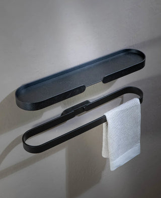 Schwarzes Lungo Shelf Wandregal aus pulverbeschichtetem Metall, schwebend montiert, Lumo Handtuchhalter darunter, moderne Badgestaltung