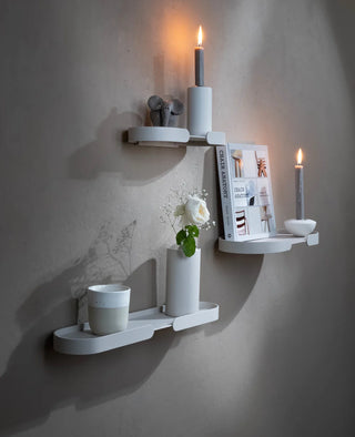 Lungo Shelf Wandregal, drei versetzt montierte weiße Metallböden, pulverbeschichtet, schwebende Optik, dekoriert mit Kerzen, Vase und Buch