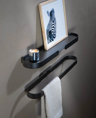 Lungo Shelf Wandregal in Schwarz, pulverbeschichtetes Metall, schwebende Optik, kombiniert mit passendem Lumo Handtuchhalter, hochwertige Verarbeitung
