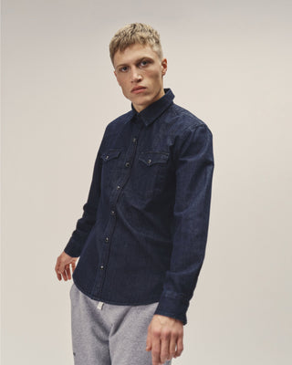 Herren Denim Western Hemd in dark indigo von WOTE, Ansicht drei-viertel.