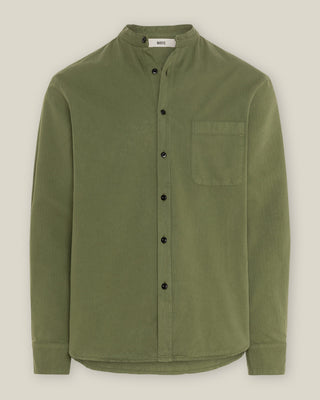 Herren Herringbone Stehkragenhemd in olive von WOTE, Ansicht Front als Flatlay.