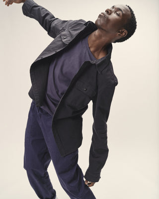 Herren Herringbone Utility Hemd in anthrazit von WOTE, Stylingansicht in Bewegung.