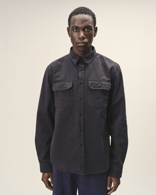 Herren Herringbone Utility Hemd in anthrazit von WOTE, Ansicht Front.