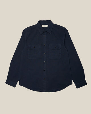 Herren Herringbone Utility Hemd in dunkelblau von WOTE, Ansicht Front als Flatlay.