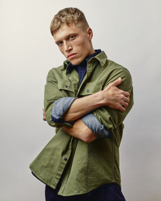 Herren Herringbone Utility Hemd in olive von WOTE, Stylingansicht mit hochgekrempelten Ärmeln.