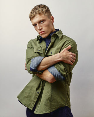 Herren Herringbone Utility Hemd in olive von WOTE, Stylingansicht mit hochgekrempelten Ärmeln.