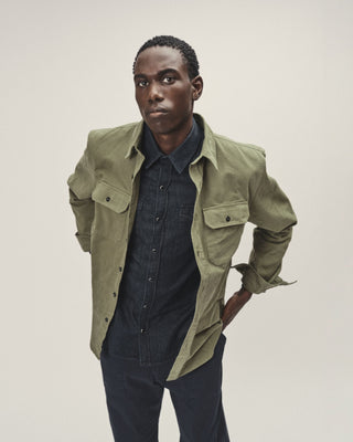 Herren Herringbone Utility Hemd in olive von WOTE, Ansicht drei-viertel.