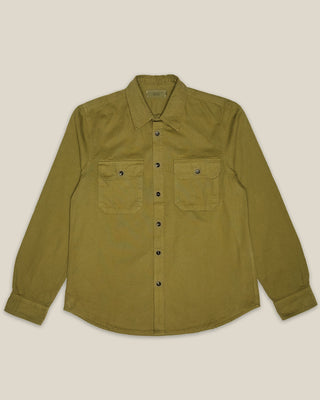 Herren Herringbone Utility Hemd in olive von WOTE, Ansicht Front als Flatlay.