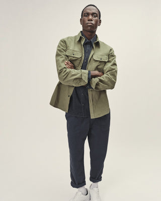 Herren Herringbone Utility Hemd in olive von WOTE, Ansicht Front.