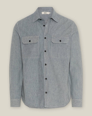 Herren Utility Stripe Hemd in blau gestreift von WOTE, Ansicht Front als Flatlay.