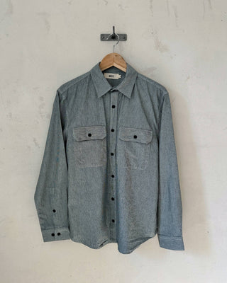 Herren Utility Stripe Hemd in blau gestreift von WOTE, hängende Ansicht an Wand.