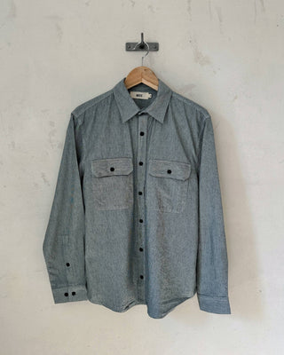 Herren Utility Stripe Hemd in blau gestreift von WOTE, hängende Ansicht an Wand.