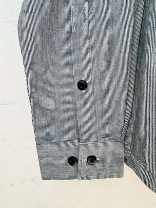 Manschetten Detail des Herren Utility Stripe Hemds in blau gestreift von WOTE.