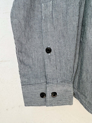 Manschetten Detail des Herren Utility Stripe Hemds in blau gestreift von WOTE.