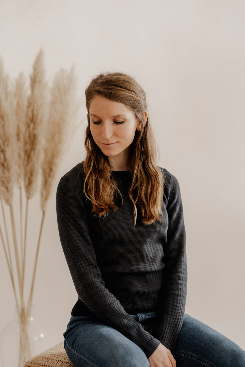 Rundhals Longsleeve EMILY Bio-Baumwolle Schwarz — Ansicht 3