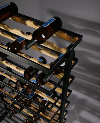 Kompaktes Weinregal aus Metall und Holz – Design mit minimalistischer Ästhetik