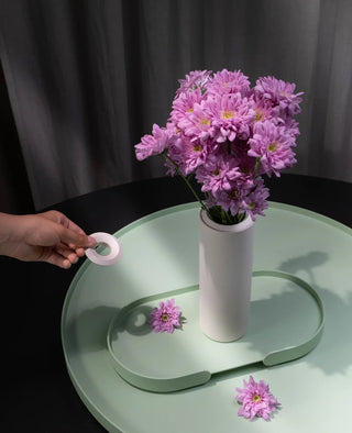 Weiße Metallvase mit rosa Blumen und abnehmbarem Ring