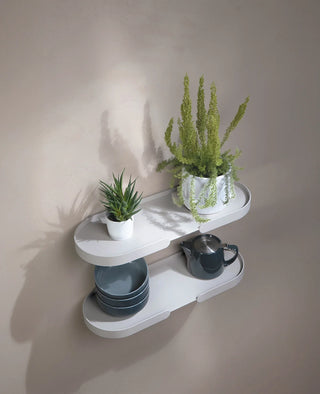 Zwei MONDO Shelf Wandregale aus Aluminium untereinander, dekoriert mit Pflanzen, Gläsern, Schüsseln und Bildern, harmonische Wandgestaltung im Wohnzimmer oder Essbereich, zeitloses und vielseitiges Wandregal.