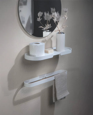 MONDO Shelf Aluminium Wandregal unter rundem Spiegel im Badezimmer, kombiniert mit LUMO Handtuchhalter, stilvolle Badgestaltung mit klarer Formsprache, modernes Design für zeitlos eingerichtete Bäder.