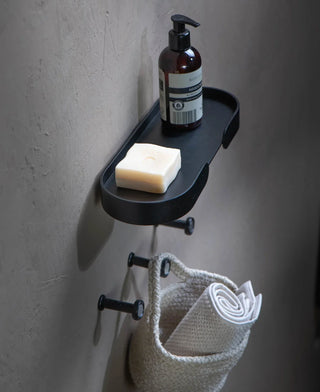 Mortimer Shelf Wandregal in Schwarz, pulverbeschichtetes Metall, schwebend montiert, dekoriert mit Seife, kombiniert mit Tiny Wandhaken für Handtücher, hochwertige Verarbeitung