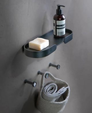 Wandregal aus Metall MORTIMER Shelf von Siqual Design in Schwarz im Badezimmer mit Seife und Handtüchern