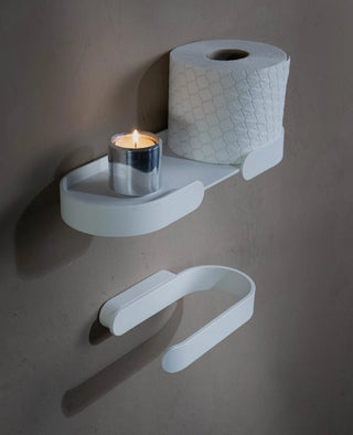 Wandregal aus Metall MORTIMER Shelf von Siqual Design in Weiß im WC mit Toilettenpapierhalter und schwebender Optik
