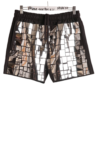 Kurze Unisex-Sweatshorts mit allover spiegelndem Mosaik-Foil-Print, elastischem Bund und Seitentaschen, im Licht glitzernd wie eine Disco-Kugel.
