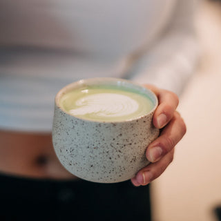 Ocha Teetasse mit Spots – Handgemacht | Beige Ton | 325 ml