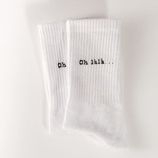 oh lala statementsocken von arrel in weiß mit schwarzer Schrift