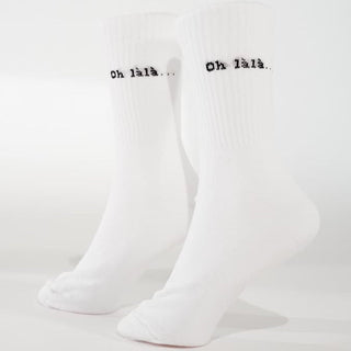 oh lala statementsocken von arrel an Modellfuß mit weißem Hintergrund