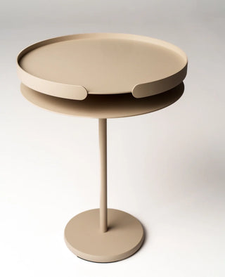 Beistelltisch Ollie in Beige – wetterfester Metalltisch mit Tablett von Siqual Design für den Außenbereich