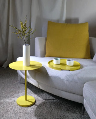 Gelber Ollie Beistelltisch mit abgenommenem Tablett  in separater Nutzung auf dem Boden