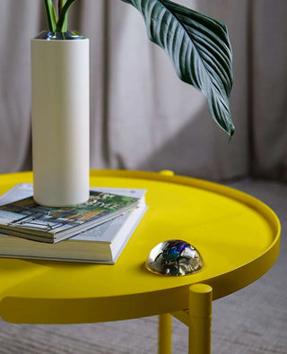 Detailaufnahme Couchtisch Orbis in Gelb – Design aus pulverbeschichtetem Metall