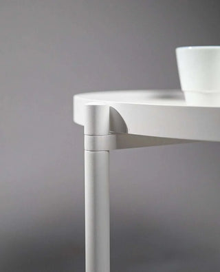 Detail: Orbis Couchtisch in Weiß – modernes Metall-Design von Siqual