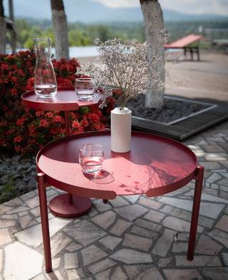 Design-Couchtisch Orbis in Rot – wetterfestes Outdoor-Möbel aus Metall
