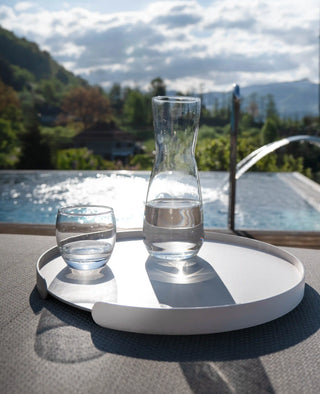 Weißes Lilo Tablett von Siqual Design am Pool – modernes Outdoor-Zubehör aus Metall