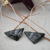 Triangle Earrings Black Marble – Cold Porcelain & Stainless Steel — Ansicht 2