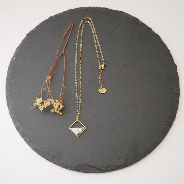 Necklace square half-filled grey-white marbled – Cold porcelain 18k gold-plated