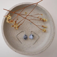 Square earrings grey-blue marbled cold porcelain stainless steel — Ansicht 1