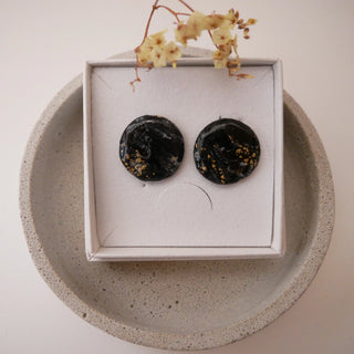 Runde Ohrringe schwarz marmoriert & gold – Kaltporzellan | 18k vergoldet | Unikat-Design