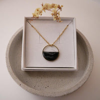 Necklace Circle half-filled black marbled – Cold Porcelain | 18k gold plated — Ansicht 2