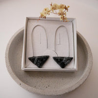 Triangle Earrings Black Marble – Cold Porcelain & Stainless Steel — Ansicht 3