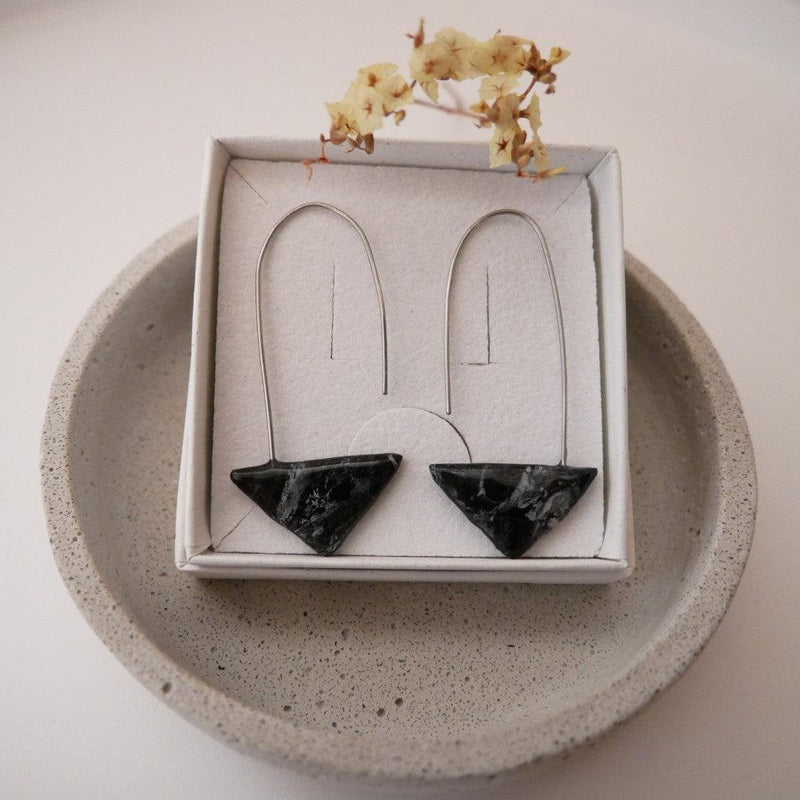 Triangle Earrings Black Marble – Cold Porcelain & Stainless Steel — Ansicht 3