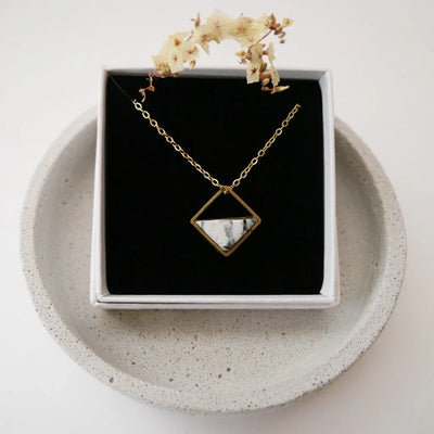 Necklace square half-filled grey-white marbled – Cold porcelain 18k gold-plated
